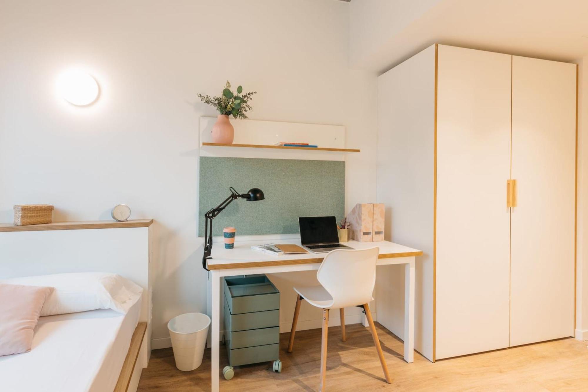 For Students Studying In Barcelona Only - Stunning Spacious Studios And Private Rooms At Pallars Student Accommodation Kültér fotó